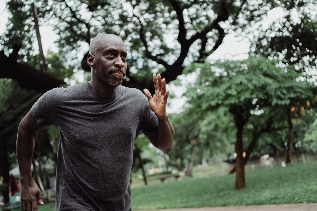 shallow focus photo of man in gray shirt